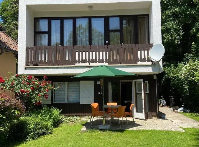 Jokai Park Nyaralo Casa de Férias *